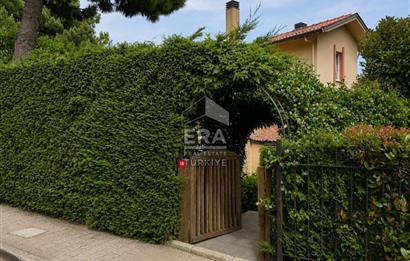 Uskumruköy Mevsim Sitesi'nde Ferah ve Geniş Bahçeli İkiz Villa
