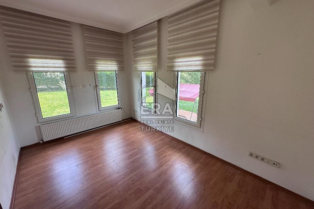 Sarıyer Uskumruköy'de Güvenlikli Sitede 4+2, 290m2 İkiz Villa