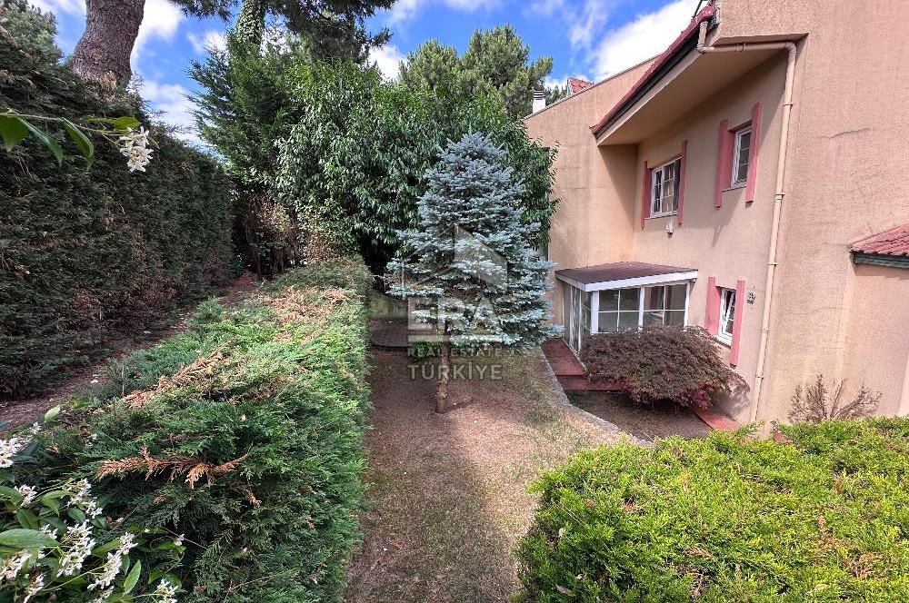 Uskumruköy Mevsim Sitesi'nde Ferah ve Geniş Bahçeli İkiz Villa