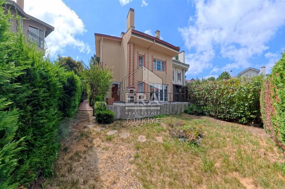 Uskumruköy Mevsim Sitesi'nde Ferah ve Geniş Bahçeli İkiz Villa