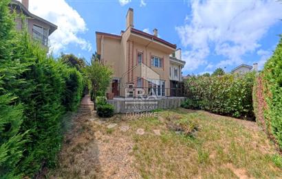 Uskumruköy Mevsim Sitesi'nde Ferah ve Geniş Bahçeli İkiz Villa