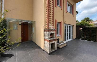 Uskumruköy Mevsim Sitesi'nde Ferah ve Geniş Bahçeli İkiz Villa