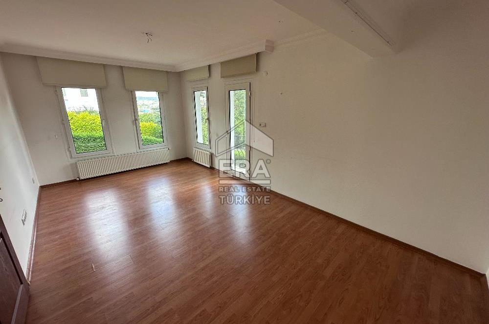 Sarıyer Uskumruköy'de Güvenlikli Sitede 4+2, 290m2 İkiz Villa