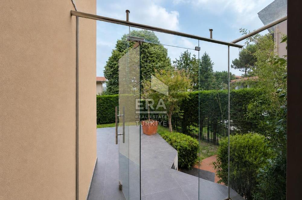 Uskumruköy Mevsim Sitesi'nde Ferah ve Geniş Bahçeli İkiz Villa