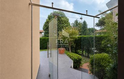 Uskumruköy Mevsim Sitesi'nde Ferah ve Geniş Bahçeli İkiz Villa