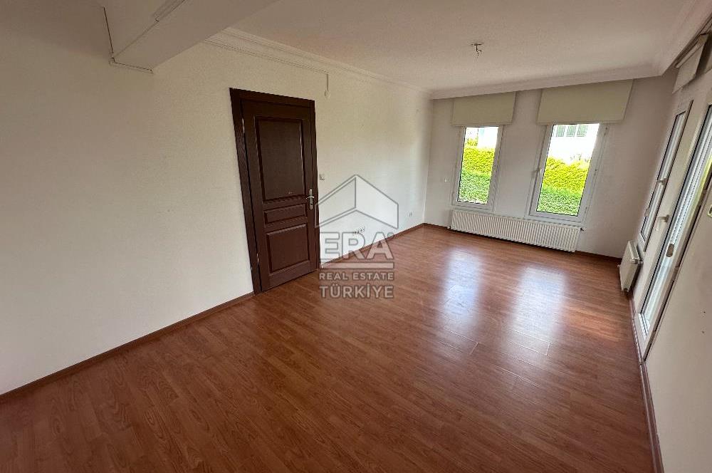 Sarıyer Uskumruköy'de Güvenlikli Sitede 4+2, 290m2 İkiz Villa