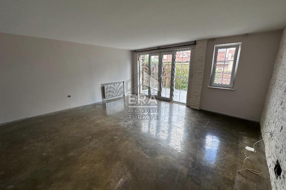 Uskumruköy Mevsim Sitesi'nde Ferah ve Geniş Bahçeli İkiz Villa