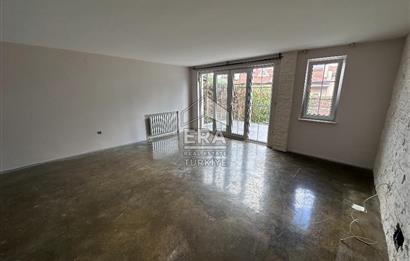 Uskumruköy Mevsim Sitesi'nde Ferah ve Geniş Bahçeli İkiz Villa