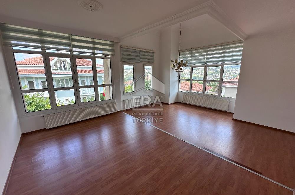 Sarıyer Uskumruköy'de Güvenlikli Sitede 4+2, 290m2 İkiz Villa