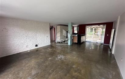 Uskumruköy Mevsim Sitesi'nde Ferah ve Geniş Bahçeli İkiz Villa