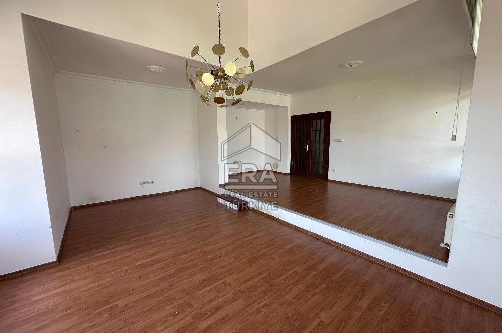 Sarıyer Uskumruköy'de Güvenlikli Sitede 4+2, 290m2 İkiz Villa