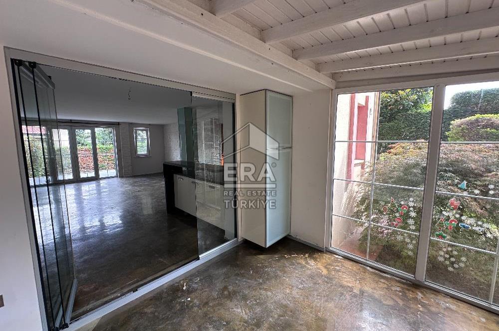 Uskumruköy Mevsim Sitesi'nde Ferah ve Geniş Bahçeli İkiz Villa