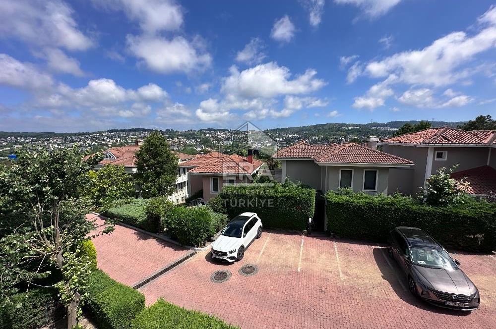 Sarıyer Uskumruköy'de Güvenlikli Sitede 4+2, 290m2 İkiz Villa