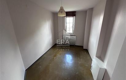 Uskumruköy Mevsim Sitesi'nde Ferah ve Geniş Bahçeli İkiz Villa