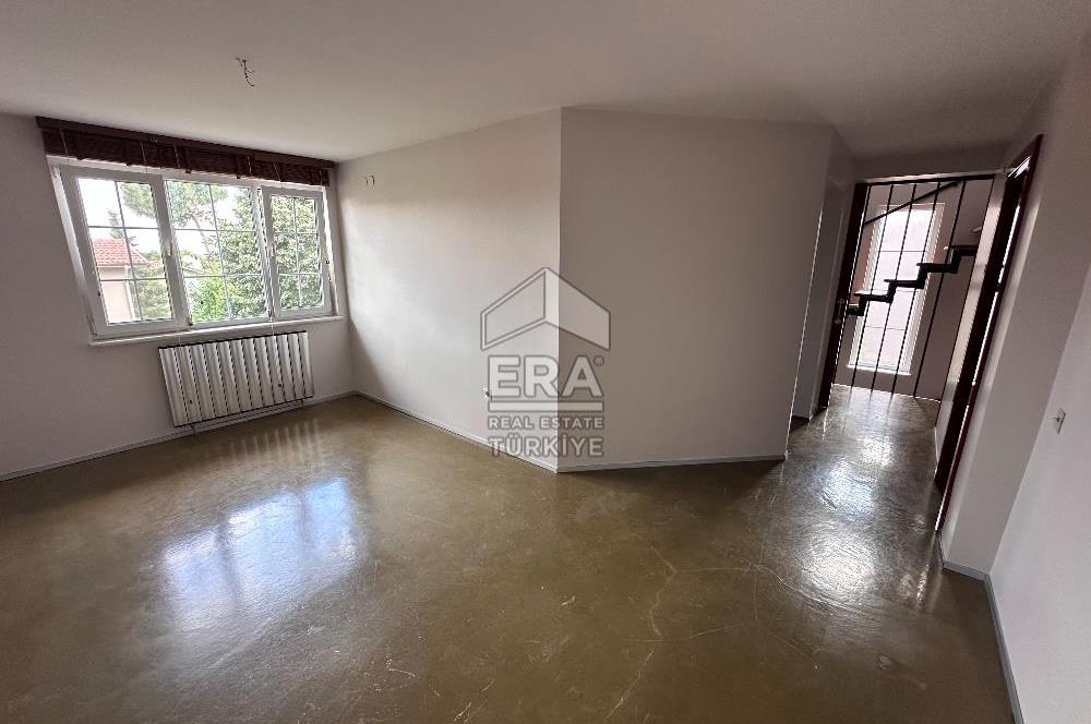 Uskumruköy Mevsim Sitesi'nde Ferah ve Geniş Bahçeli İkiz Villa