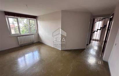 Uskumruköy Mevsim Sitesi'nde Ferah ve Geniş Bahçeli İkiz Villa