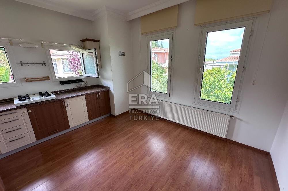 Sarıyer Uskumruköy'de Güvenlikli Sitede 4+2, 290m2 İkiz Villa