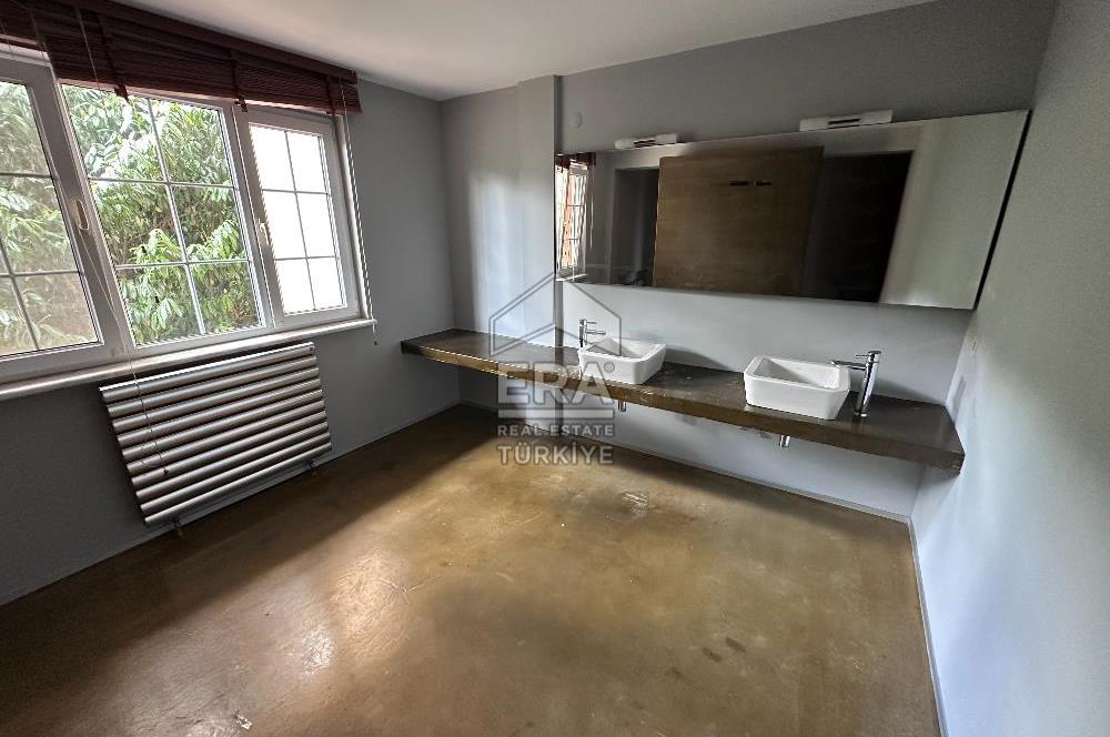 Uskumruköy Mevsim Sitesi'nde Ferah ve Geniş Bahçeli İkiz Villa