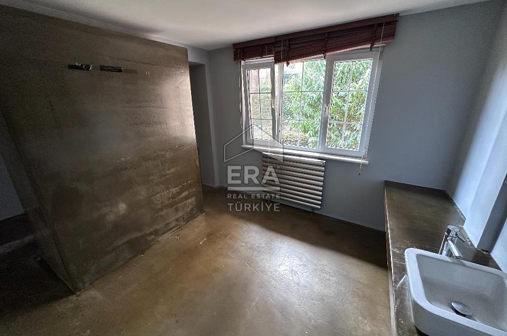 Uskumruköy Mevsim Sitesi'nde Ferah ve Geniş Bahçeli İkiz Villa