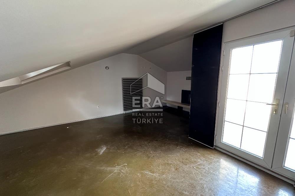 Uskumruköy Mevsim Sitesi'nde Ferah ve Geniş Bahçeli İkiz Villa