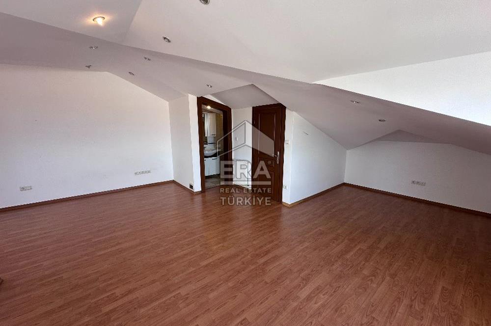 Sarıyer Uskumruköy'de Güvenlikli Sitede 4+2, 290m2 İkiz Villa