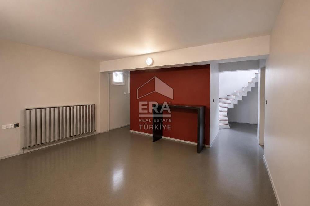 Uskumruköy Mevsim Sitesi'nde Ferah ve Geniş Bahçeli İkiz Villa