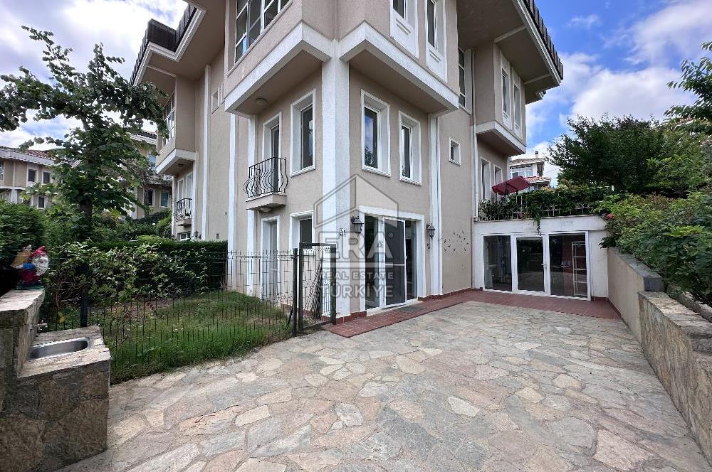 Sarıyer Uskumruköy'de Güvenlikli Sitede 4+2, 290m2 İkiz Villa