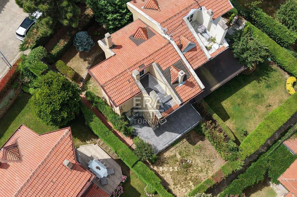 Uskumruköy Mevsim Sitesi'nde Ferah ve Geniş Bahçeli İkiz Villa