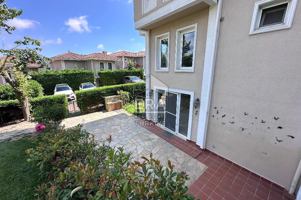 Sarıyer Uskumruköy'de Güvenlikli Sitede 4+2, 290m2 İkiz Villa