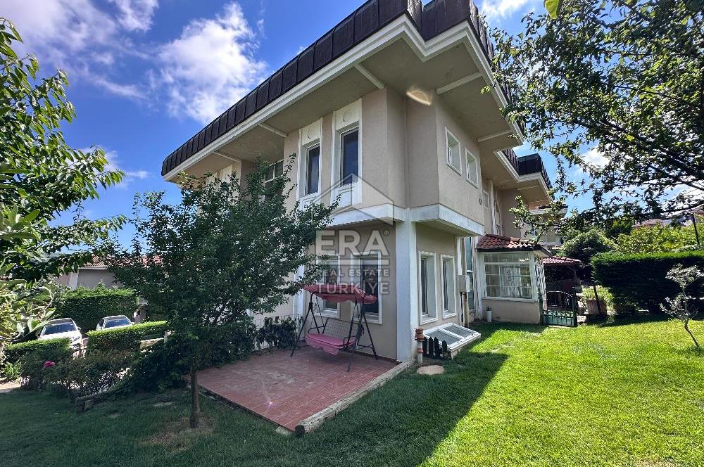 Sarıyer Uskumruköy'de Güvenlikli Sitede 4+2, 290m2 İkiz Villa