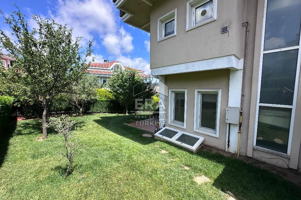 Sarıyer Uskumruköy'de Güvenlikli Sitede 4+2, 290m2 İkiz Villa