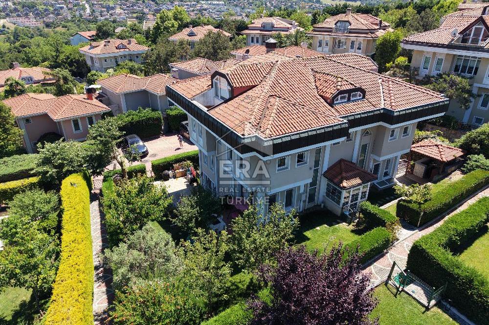 Sarıyer Uskumruköy'de Güvenlikli Sitede 4+2, 290m2 İkiz Villa