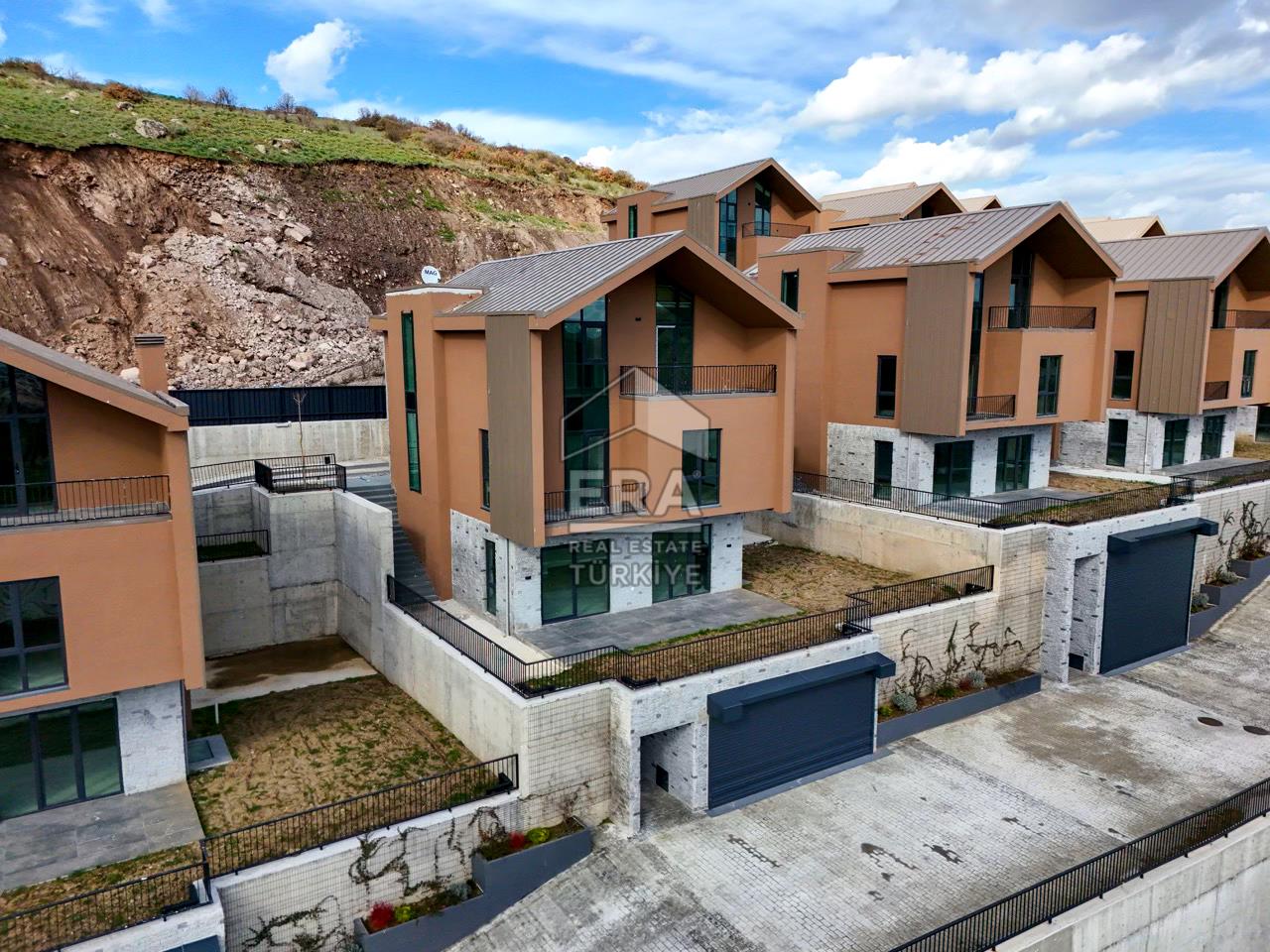YAYLA COUNTRY'DE KİRALIK 7+1 SIFIR LÜKS VİLLA