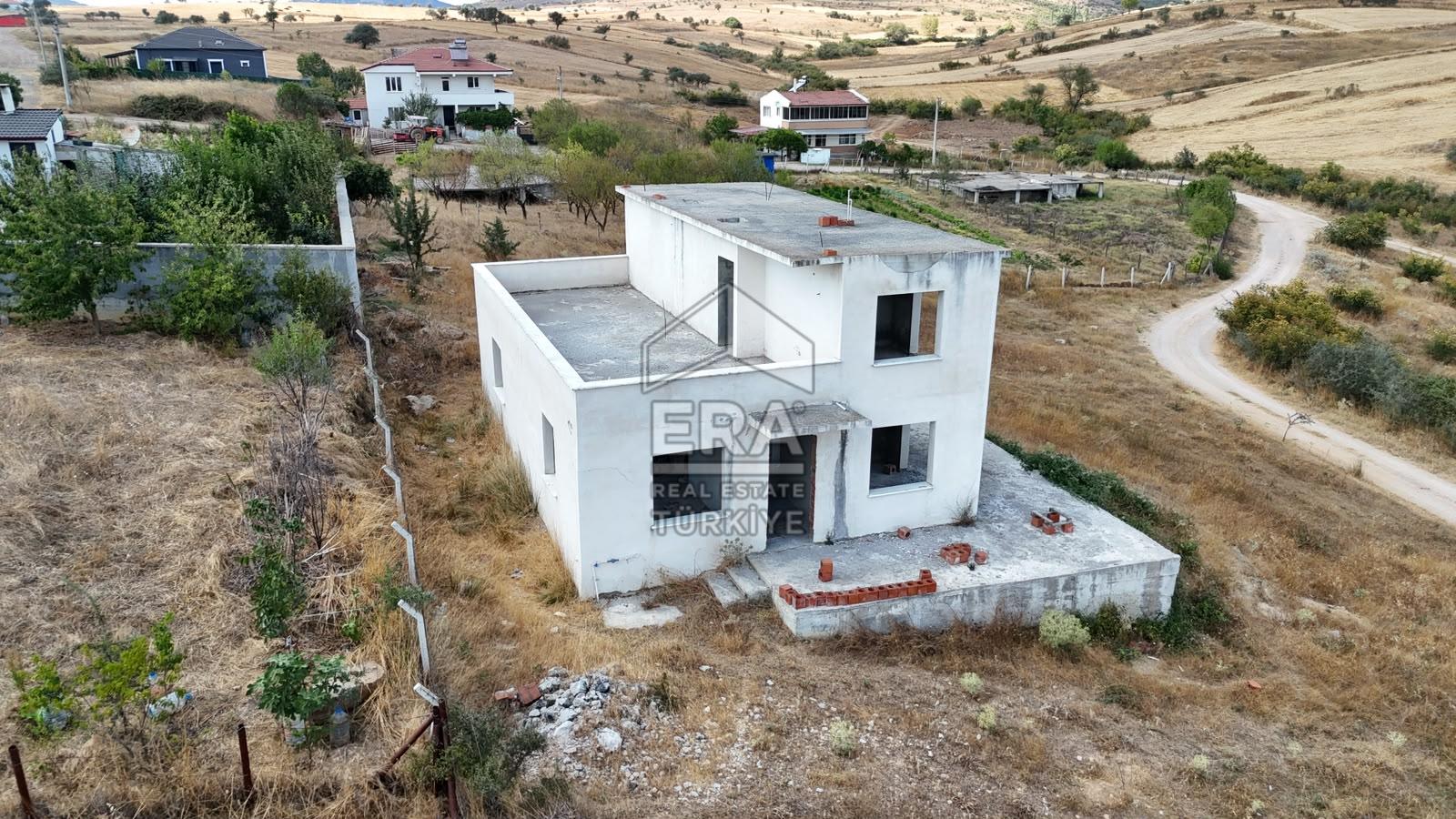 ERA PORT GÜVENCESİYLE NAİPLİ MAHALLESİNDE 685 M2 NA TAMAM VİLLA