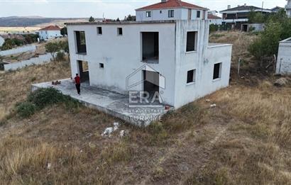 ERA PORT GÜVENCESİYLE NAİPLİ MAHALLESİNDE 685 M2 NA TAMAM VİLLA