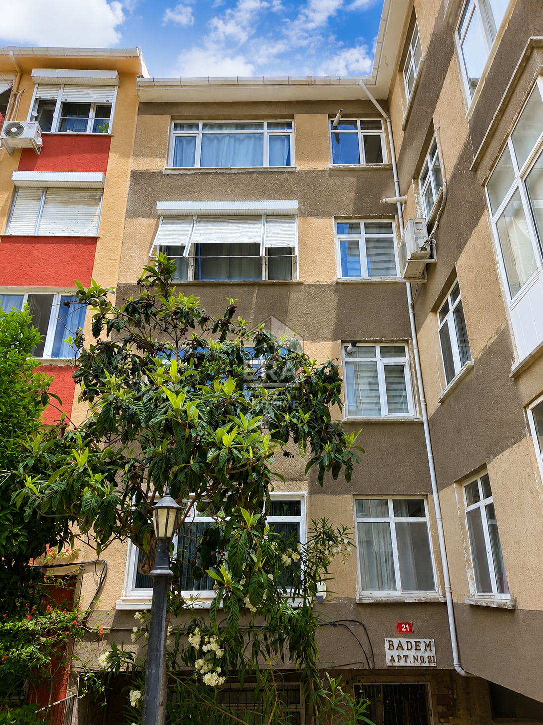 ACIBADEM'DE FERAH PLANLI, BALKONLU, MERKEZİ KONUMDA 2+1 SATILIK