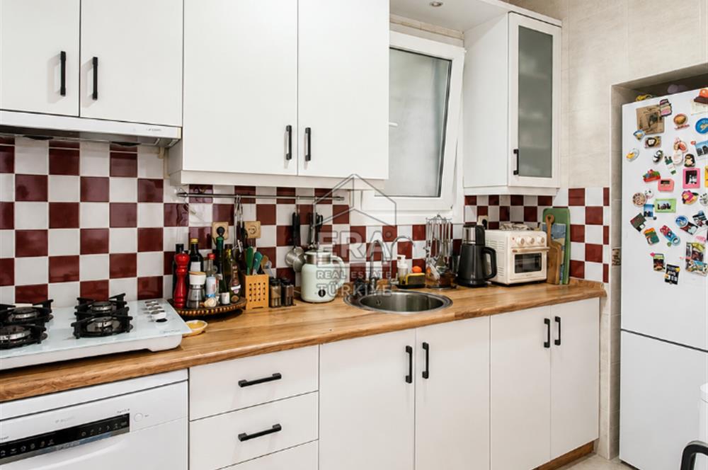 ACIBADEM'DE FERAH PLANLI, BALKONLU, MERKEZİ KONUMDA 2+1 SATILIK