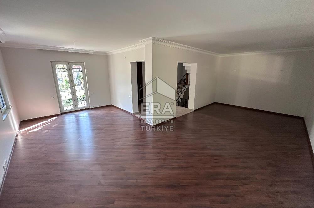 Uskumruköy Arıköy'de Büyük Bahçeli, Bakımlı 4+2 İkiz Villa