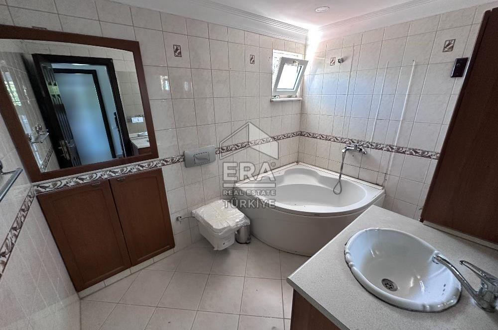Uskumruköy Arıköy'de Büyük Bahçeli, Bakımlı 4+2 İkiz Villa