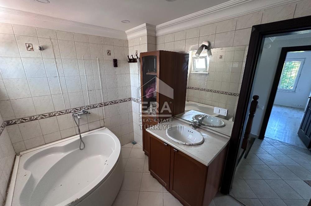 Uskumruköy Arıköy'de Büyük Bahçeli, Bakımlı 4+2 İkiz Villa