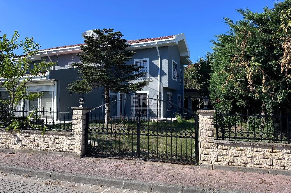 Uskumruköy Arıköy'de Büyük Bahçeli, Bakımlı 4+2 İkiz Villa