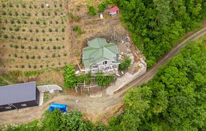 ERA'DAN AKÇAABAT ZAFERLİ'DE SATILIK ARSA VE MÜSTAKİL EV