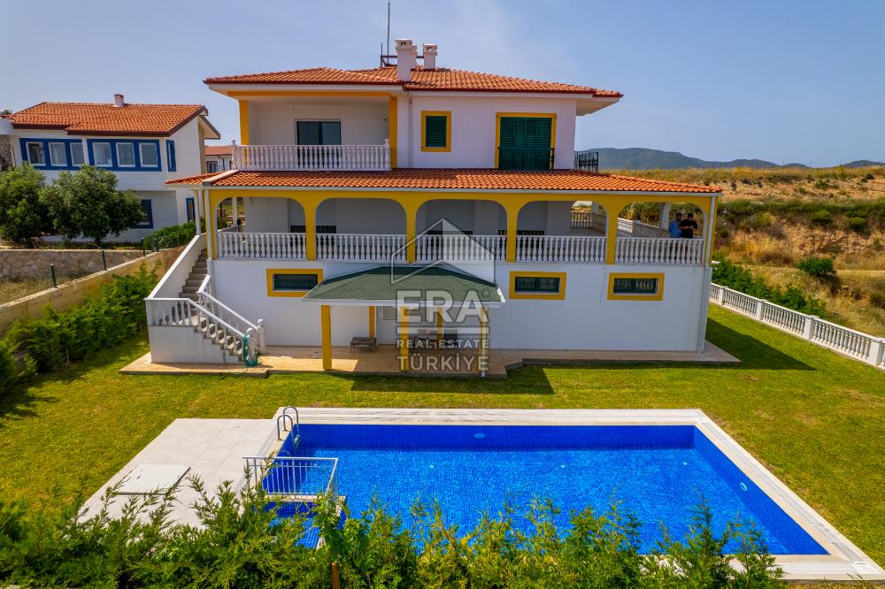 Datça Burgaz Mevkii’nde Panoramik Deniz Manzaralı Tribleks Malikane